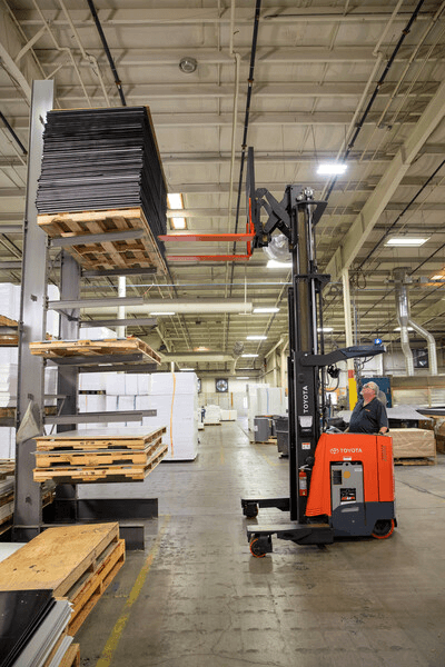 Multidirectional reach truck